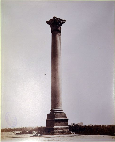 La cosiddetta “Colonna di Pompeo”, una colonna celebrativa eretta in onore dell’imperatore Diocleziano, ad Alessandria.