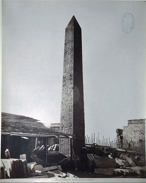 Immagine di uno dei due obelischi eretti in origine ad Eliopoli da Tutmosi III ma trasportati in seguito ad Alessandria dai Romani, per volere di Augusto, e collocati in un tempio dedicato alla regina Cleopatra (Cleopatra VII).