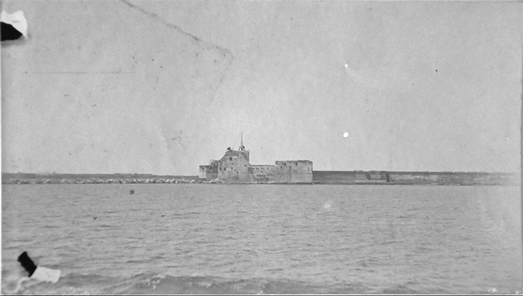 Photograph taken from the port of Alexandria. The building depicted could be the fort of Qaitbay, built in the 15th century CE by Sultan Qa'it Bay. Angelo Sesana Archive. 