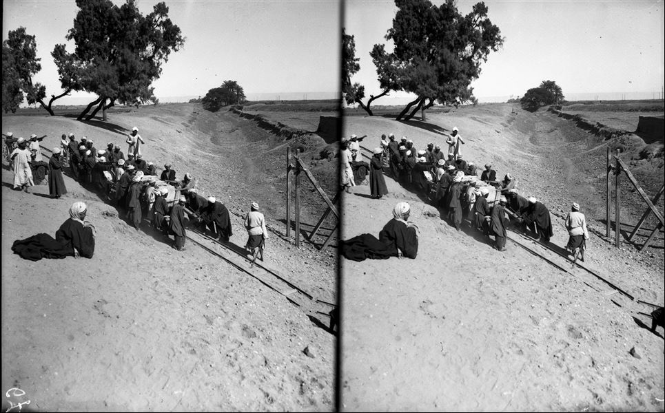 To facilitate the transport, "Decauville" railways were used when the slopes were not too steep and the terrain was suitable enough. Schiaparelli excavations. 