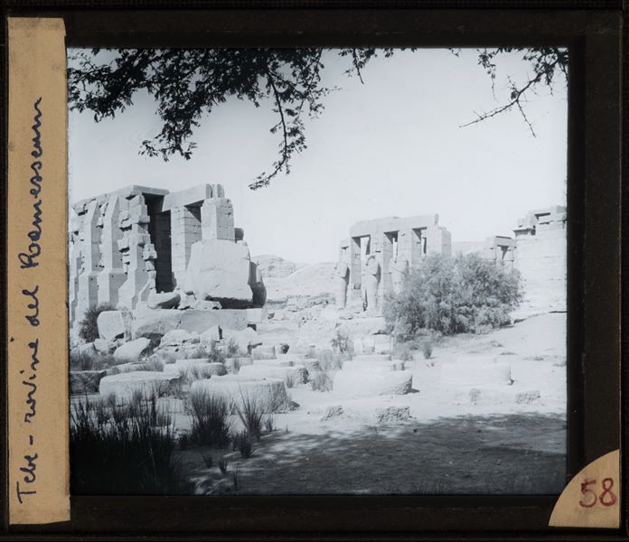 Veduta del Ramesseo, costruito dal faraone Ramesse II, sulla riva ovest del Nilo presso l'antica Tebe. Sulla destra della foto si riconoscono i tre colossi osiriaci (il quarto è coperto dal cespuglio).