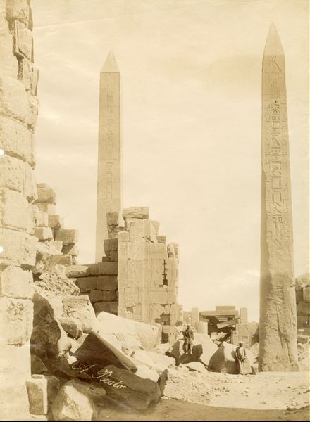 Gli obelischi dei sovrani Thutmosi I (destra) e Hatshepsut (sinistra) nel complesso templare di Amon a Karnak. La firma dell’autore è ben visibile in basso.  