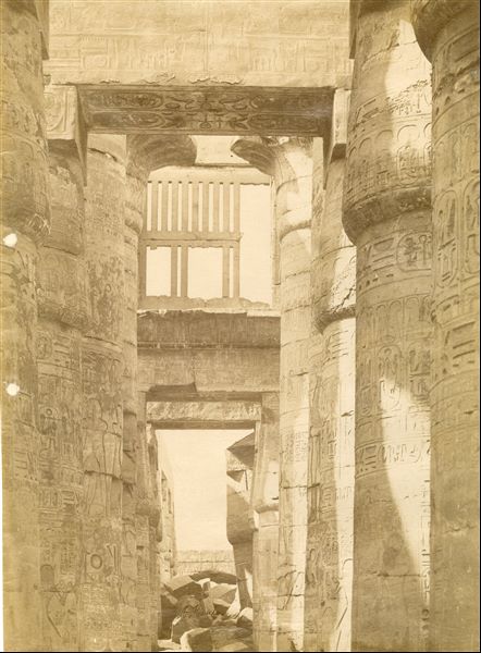 Interno della Grande Sala Ipostila del complesso templare di Amon a Karnak, costruita dal faraone Seti I e ultimata dal figlio e successore Ramesse II. Da notare, in basso al centro dove è posta la firma dell’autore, la presenza di blocchi che ostruiscono il passaggio, non essendo stati ancora rimossi.