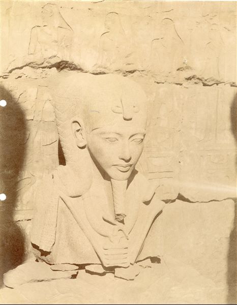 La fotografia presenta il primo piano del busto della statua frammentaria del dio Khonsu, rappresentato con sembianze di Tutankhamon, nel Tempio di Amon a Karnak.