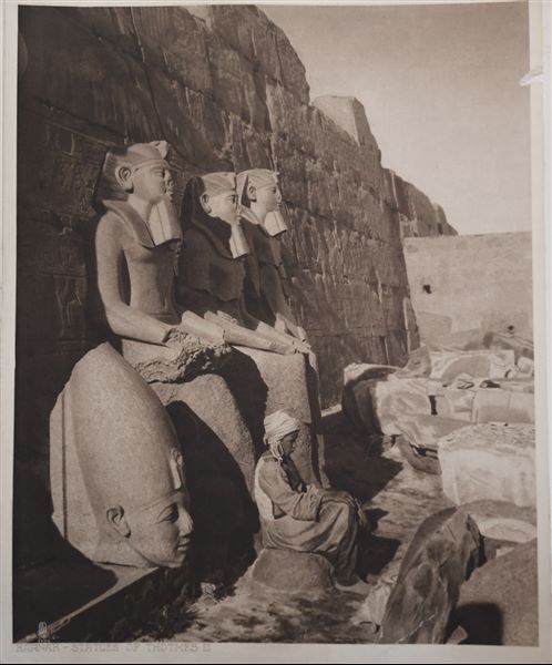 Particolare di tre statue e una testa colossale del faraone Thutmosi III, trovate nel complesso templare di Amon a Karnak.