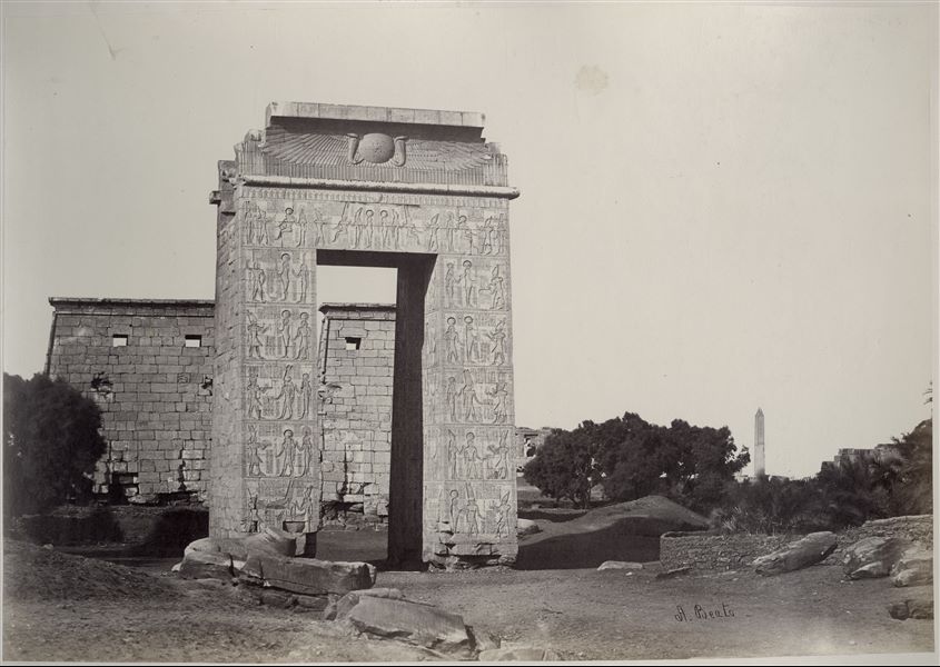 Fotografia del portale di ingresso del complesso templare di Amon a Karnak costruito da Tolomeo III Evergete. La firma dell’autore, posta in basso a sinistra, è scritta al contrario. 