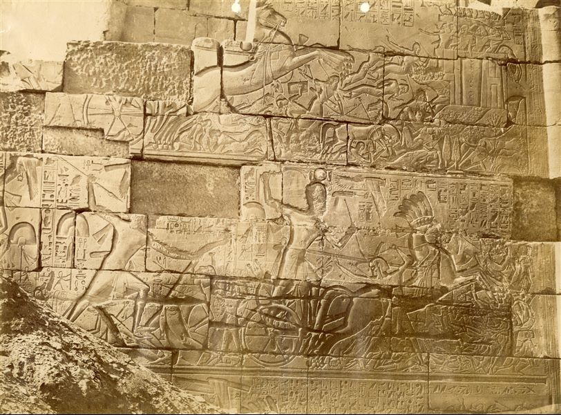 Nell'immagine sono rappresentate alcune imprese belliche del faraone Seti I dalla parete esterna, lato nord, della Grande Sala Ipostila nel complesso templare di Amon a Karnak. In basso a sinistra la firma dell’autore.