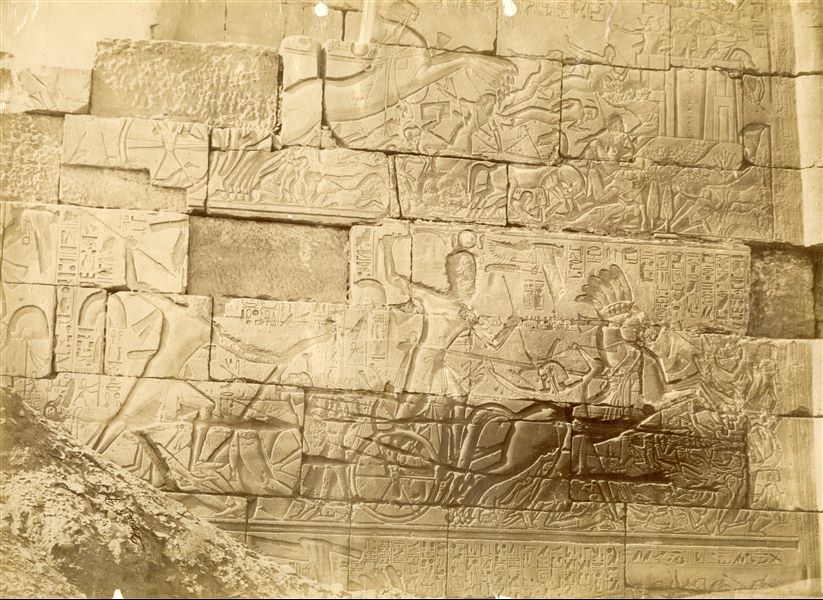 Nell'immagine sono rappresentate alcune imprese belliche del faraone Seti I dalla parete esterna, lato nord, della Grande Sala Ipostila nel complesso templare di Amon a Karnak. In basso a sinistra la firma dell’autore.