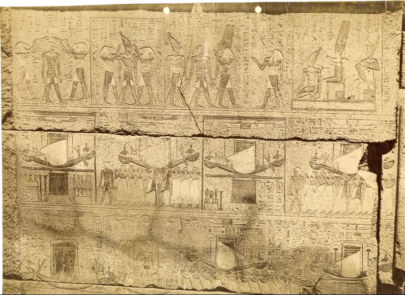 Lo scatto presenta un dettaglio della decorazione parietale del complesso templare di Amon a Karnak, nel “Santuario della barca sacra” di Filippo Arrideo, in cui sono raffigurate scene cerimoniali di presentazione del Re ad Amon e di trasporto della barca sacra. In base allo stile, la fotografia può essere attribuita ad Antonio Beato. 