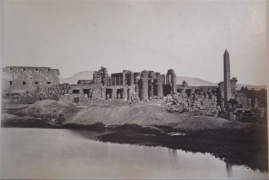 Veduta generale del complesso templare di Amon a Karnak, fotografato dal Lago Sacro, in direzione della Grande Sala Ipostila e del I pilone. Sullo sfondo si intravede la montagna tebana. 
