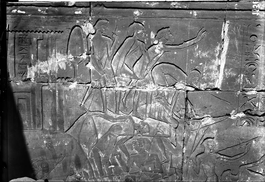 Dettaglio del muro esterno di nord-est della grande sala ipostila, dove vi è un accesso per l'interno. Seti I attacca i beduini Shasu in un villaggio vicino a Canaan. La scena è connessa con le rappresentazioni della parete esterna nord.