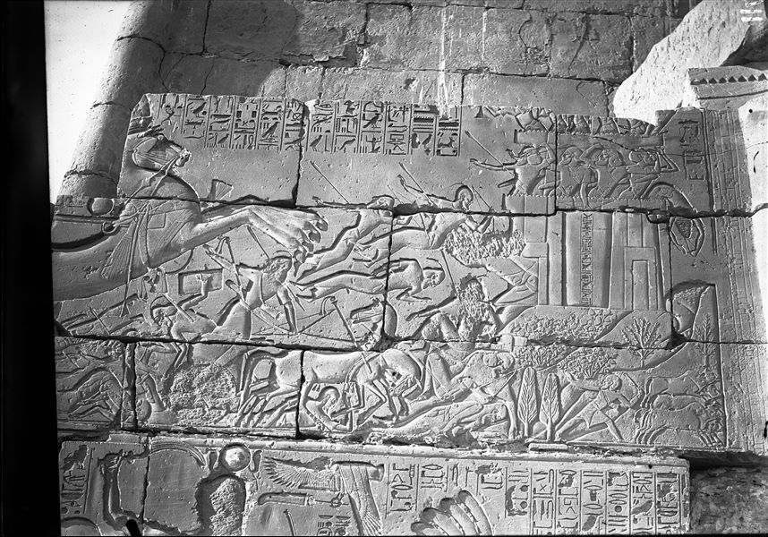 Dettaglio di una parte della parete esterna del muro nord, lato ovest, della grande sala ipostila, decorata da Seti I con scene di battaglia delle sue campagne in Palestina-Libano e Libia.