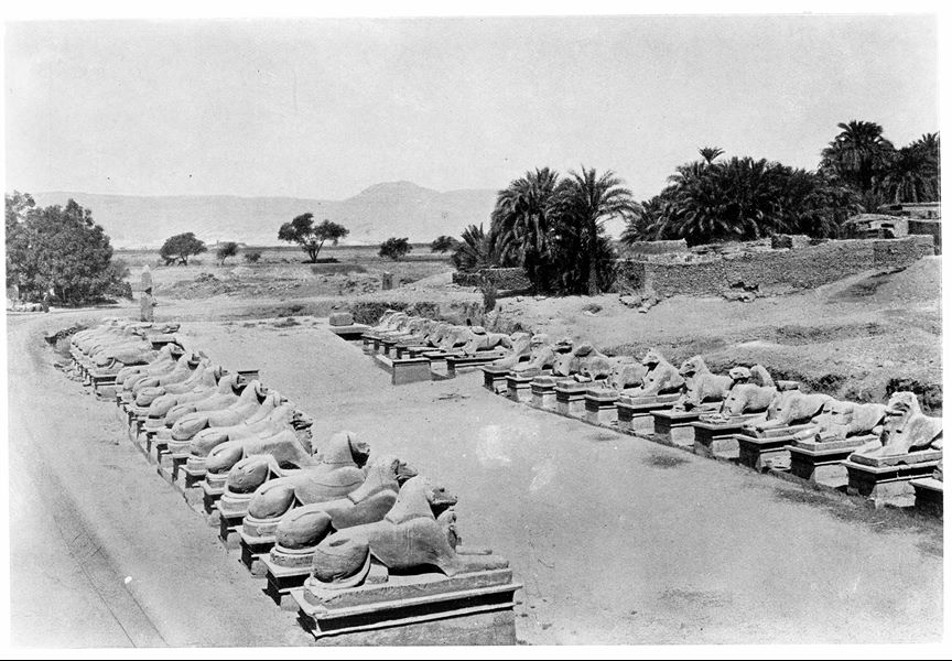 Ingresso occidentale al complesso templare di Amon a Karnak, è visibile il viale delle sfingi a testa di ariete, che conduce al I pilone.