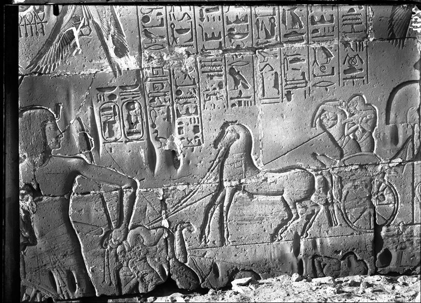 Dettaglio di una parte della parete esterna del muro nord, lato ovest, della grande sala ipostila, decorata da Seti I con scene di battaglia delle sue campagne in Palestina-Libano e Libia.