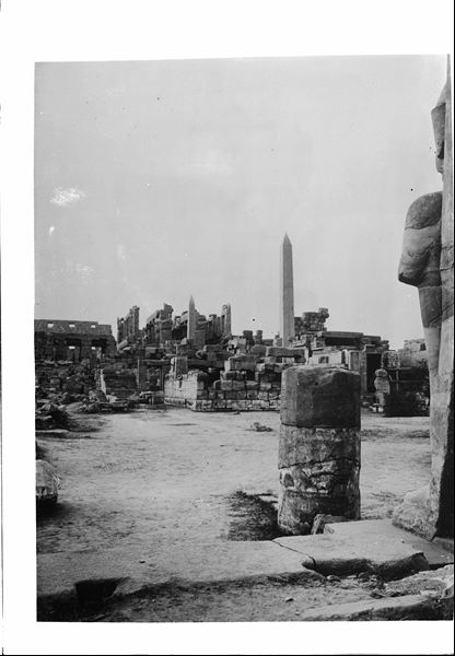 Veduta del complesso templare di Amon a Karnak. Al centro, l’obelisco di Hatshepsut, e a sinistra, quello di Tutmosi I. Dietro l’obelisco, la grande sala ipostila.