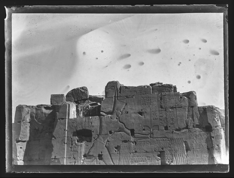 Dettaglio della decorazione del VII pilone, lato sud, costruito da Tutmosi III. Rappresenta le città siro-palestinesi sottomesse durante la sua prima e ottava campagna militare.