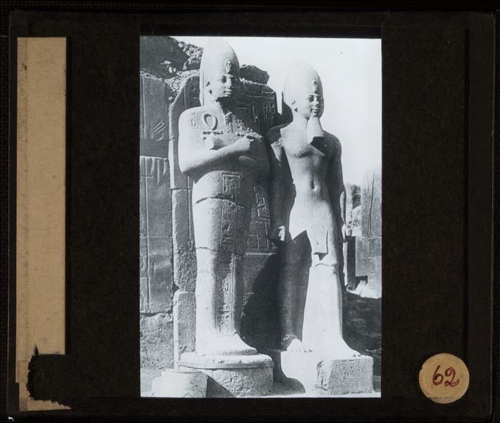 Coppia di statue regali (in un cartiglio si legge a fatica il nome Usermaatra, nell’altra statua il nome Ramesse) presso il VII pilone del complesso templare di Karnak.