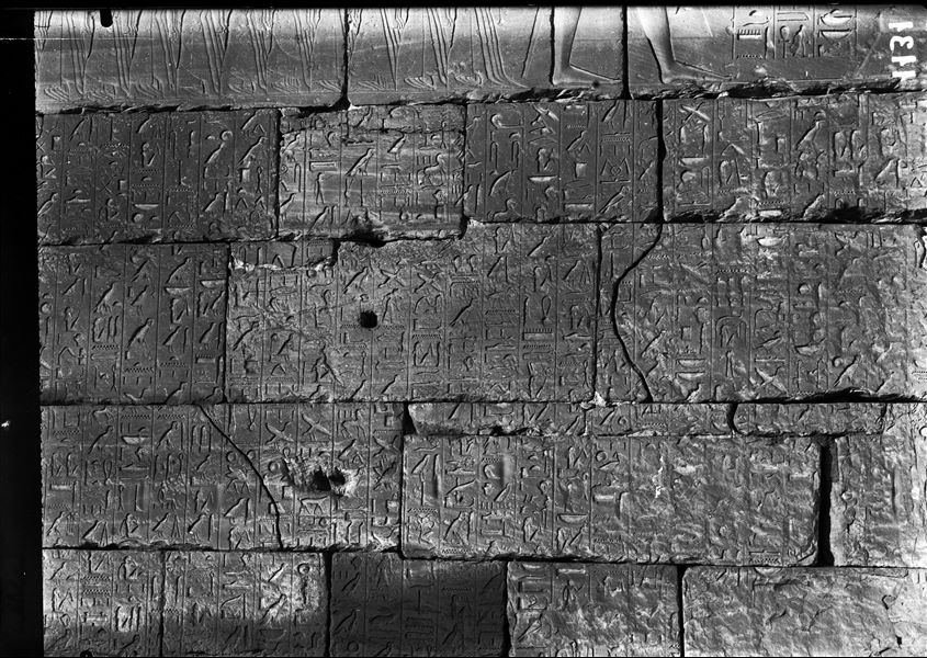 Dettaglio di una parte della parete esterna del muro sud, lato est, della grande sala ipostila, decorata da Ramesse II con il cosiddetto poema di Pentaur, relativo alla battaglia di Qadesh. Questa parte della parete è posta nella corte del VII pilone.