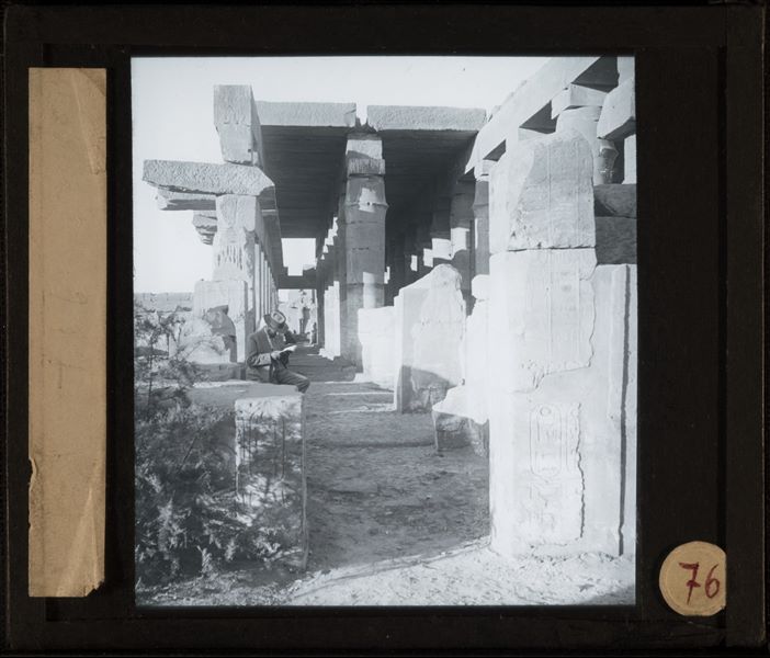 Colonnato del Salone delle feste del complesso templare di Karnak. Si riconosce un europeo seduto che legge un libro, probabilmente di tratta di Giovanni Marro o di un suo collega.