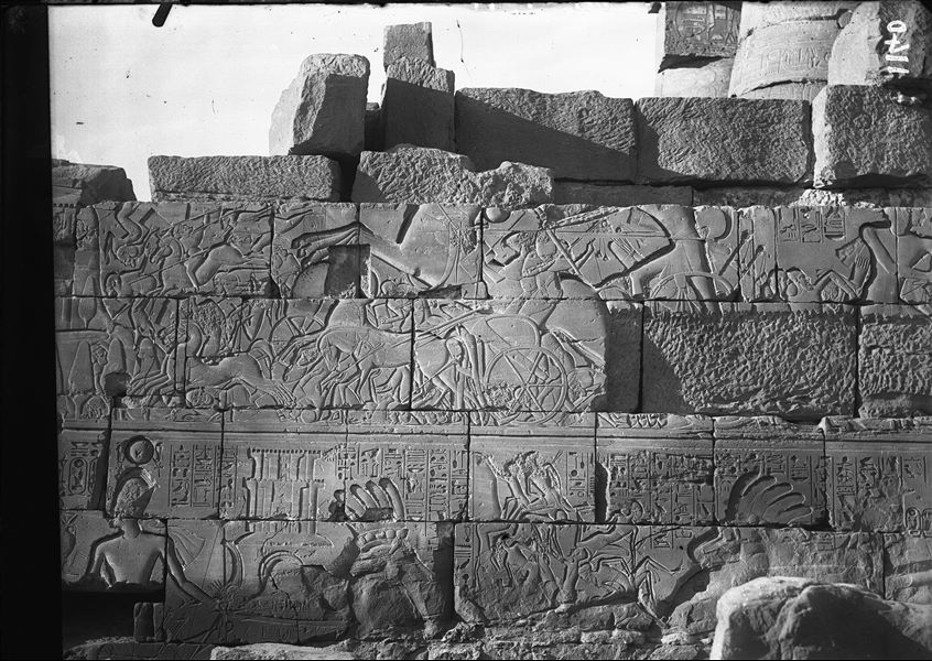 Dettaglio di una parte della parete esterna del muro nord, lato est, della grande sala ipostila, decorata da Seti I con scene di battaglia delle sue campagne in Palestina-Libano e Libia.