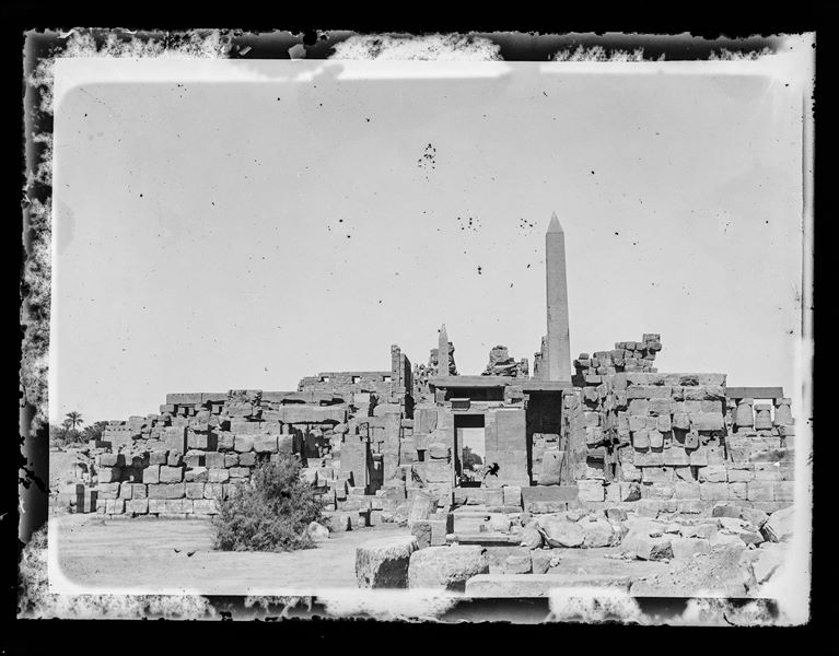 Veduta del complesso templare di Amon a Karnak: si riconoscono l'obelisco di Hatshepsut e quello di Tutmosi I.