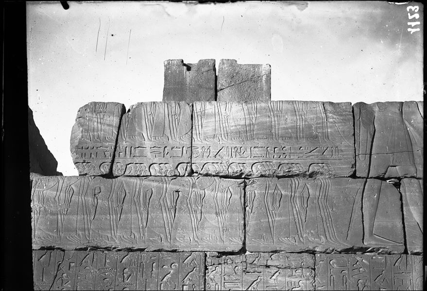 Dettaglio di una parte della parete esterna del muro sud, lato est, della grande sala ipostila, decorata da Ramesse II con il cosiddetto poema di Pentaur, relativo alla battaglia di Qadesh. Questa parte della parete è posta nella corte del VII pilone.