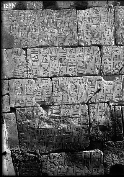 Dettaglio di una parte della parete esterna del muro sud, lato est, della grande sala ipostila, decorata da Ramesse II con il cosiddetto poema di Pentaur, relativo alla battaglia di Qadesh. Questa parte della parete è posta nella corte del VII pilone.