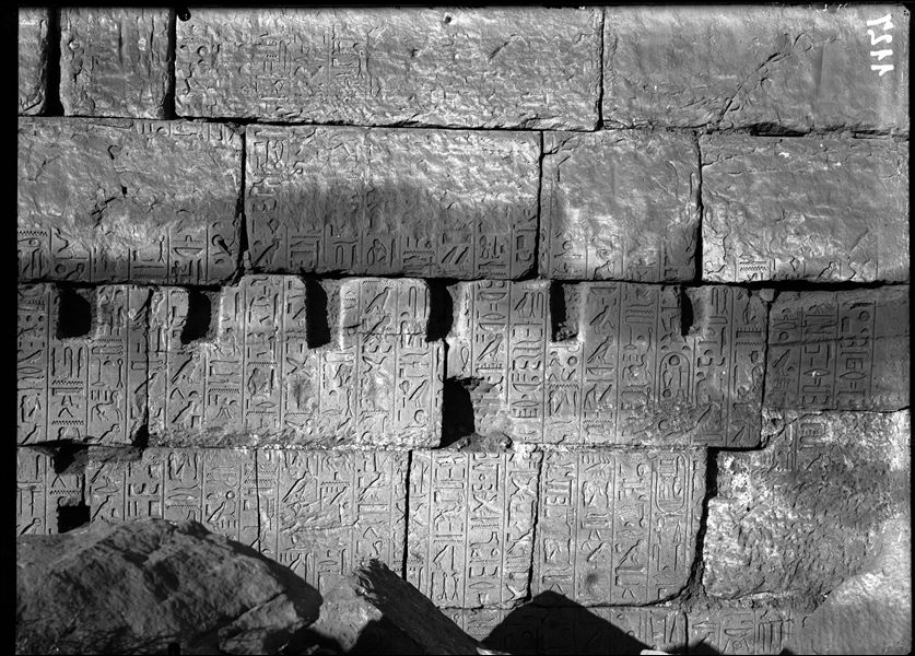 Dettaglio di una parte della parete esterna del muro sud, lato est, della grande sala ipostila, decorata da Ramesse II con il cosiddetto poema di Pentaur, relativo alla battaglia di Qadesh. Questa parte della parete è posta nella corte del VII pilone.