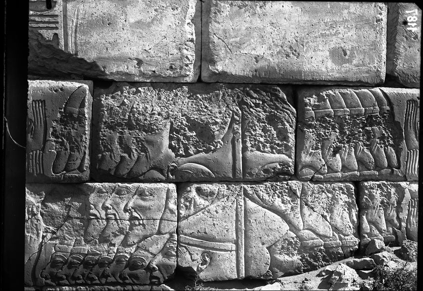 Dettaglio di un rilievo trionfale, dove il faraone sta giustiziando i prigionieri, del portale Bubastita, eretto da Sheshonq I nel complesso templare di Amon a Karnak.