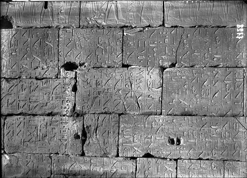 Dettaglio di una parte della parete esterna del muro sud, lato est, della grande sala ipostila, decorata da Ramesse II con il cosiddetto poema di Pentaur, relativo alla battaglia di Qadesh. Questa parte della parete è posta nella corte del VII pilone.