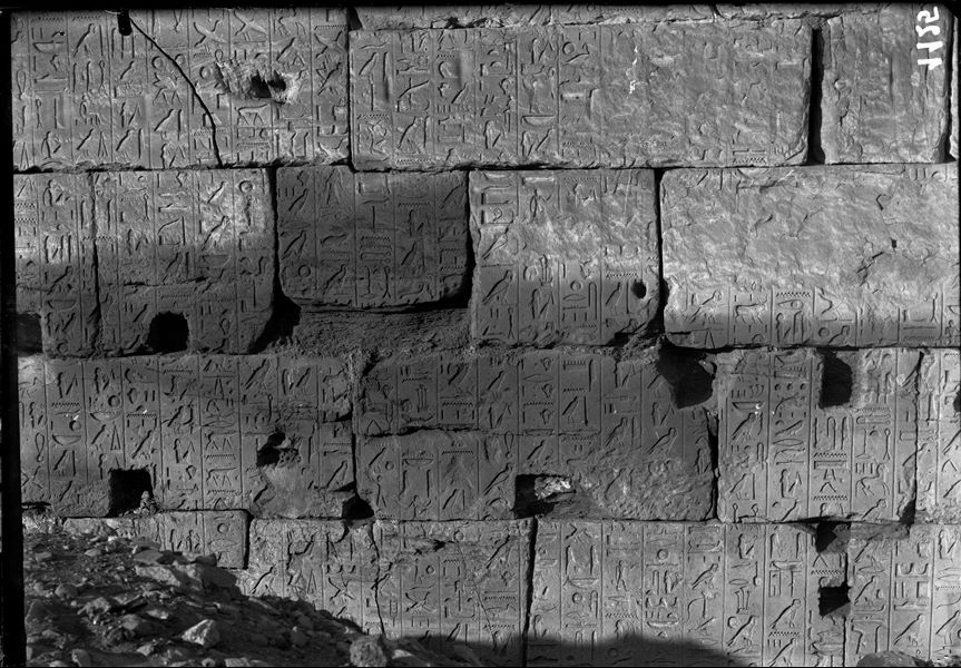 Dettaglio di una parte della parete esterna del muro sud, lato est, della grande sala ipostila, decorata da Ramesse II con il cosiddetto poema di Pentaur, relativo alla battaglia di Qadesh. Questa parte della parete è posta nella corte del VII pilone.