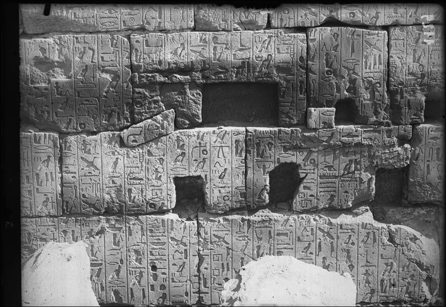 Dettaglio di una parte della parete esterna del muro sud, lato est, della grande sala ipostila, decorata da Ramesse II con il cosiddetto poema di Pentaur, relativo alla battaglia di Qadesh. Questa parte della parete è posta nella corte del VII pilone.