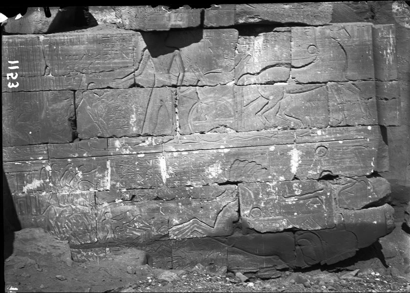 Dettaglio del muro esterno di nord-est della grande sala ipostila, dove vi è un accesso per l'interno. Principi libanesi abbattono alberi e li offrono a Seti I. La scena è connessa con le rappresentazioni della parete esterna nord.