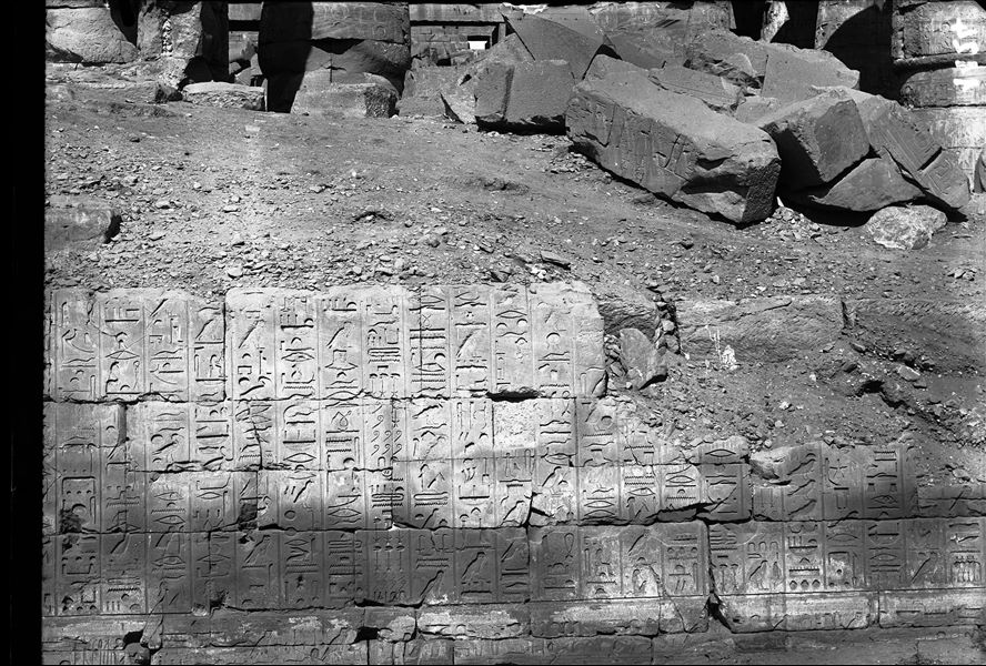 Dettaglio presente sul III pilone (inizialmente eretto da Amenhotep III), lato sud-est, con iscrizioni volute da Ramesse III.