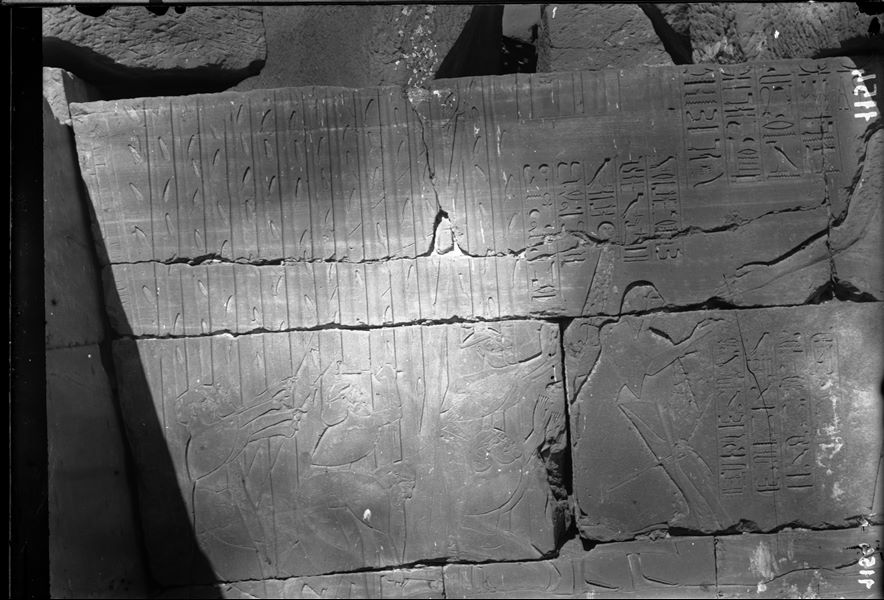 Dettaglio del muro esterno di nord-est della grande sala ipostila, dove vi è un accesso per l'interno. Principi libanesi abbattono alberi e li offrono a Seti I. La scena è connessa con le rappresentazioni della parete esterna nord.