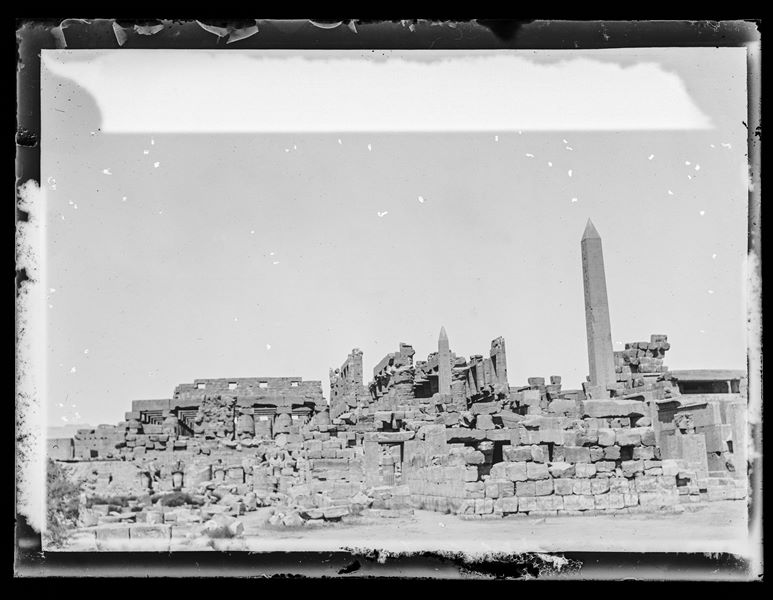Veduta del complesso templare di Amon a Karnak: si riconoscono l'obelisco di Hatshepsut e quello di Tutmosi I.