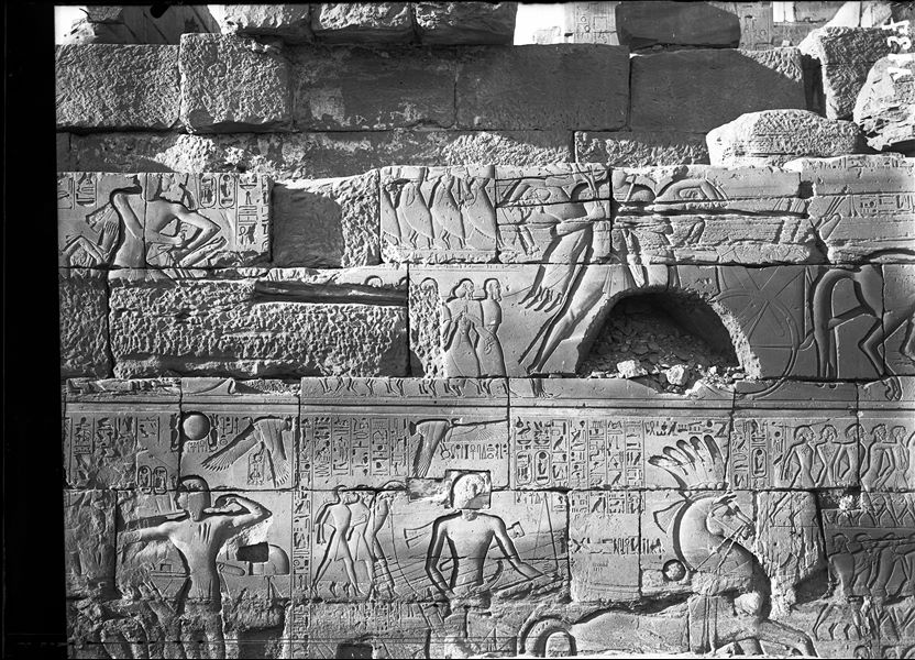 Dettaglio di una parte della parete esterna del muro nord, lato est, della grande sala ipostila, decorata da Seti I con scene di battaglia delle sue campagne in Palestina-Libano e Libia.
