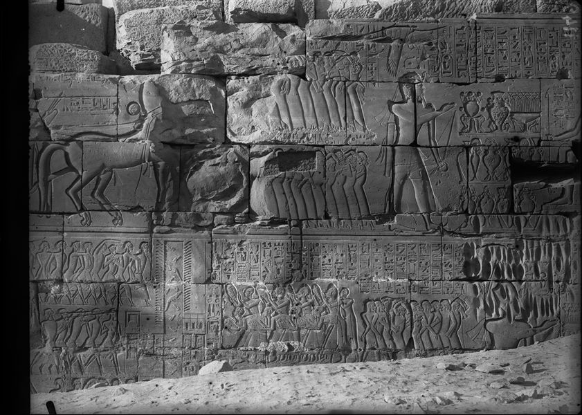 Dettaglio di una parte della parete esterna del muro nord, lato est, della grande sala ipostila, decorata da Seti I con scene di battaglia delle sue campagne in Palestina-Libano e Libia.