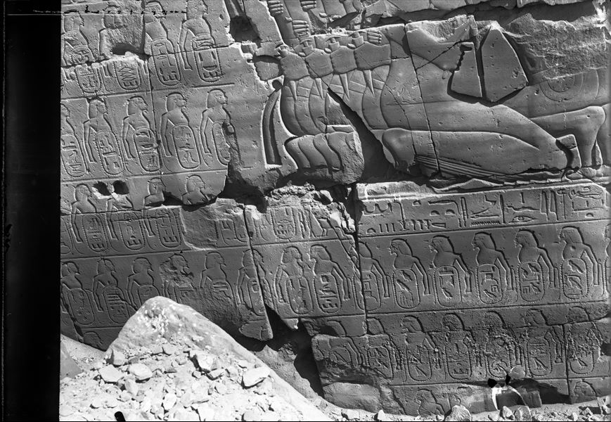 Dettaglio della decorazione del VII pilone, lato sud, costruito da Tutmosi III.