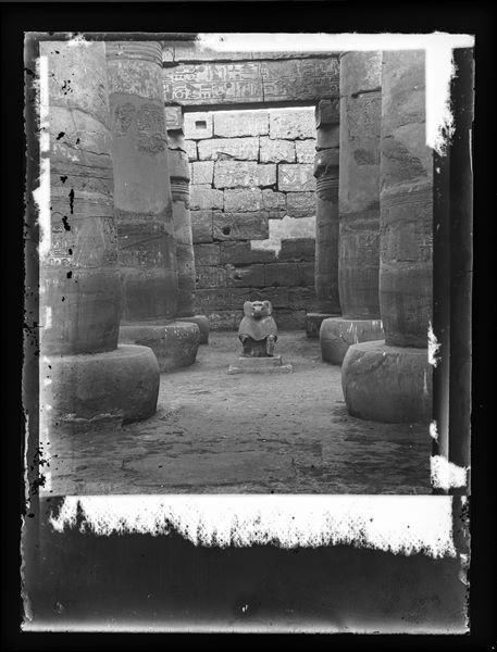Statua di babbuino presso il tempio di Khonsu nel complesso templare di Karnak
