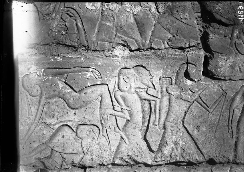 Ramesse III e il suo esercito attaccano una fortezza in Siria. Facciata esterna del muro ovest del tempio di Ramesse III presso il complesso templare di Mut, a Karnak. 