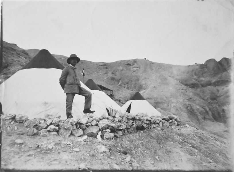 Fotografia scattata nell’accampamento di Deir el-Medina, durante gli scavi della Missione Archeologica Italiana del 1909. Il personaggio in primo piano è Arturo Frova, giovane archeologo e, in quell’anno, membro della missione italiana. Archivio Angelo Sesana.