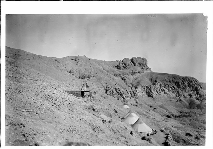 Accampamento della Missione Archeologica Italiana a Deir el-Medina, presso la necropoli occidentale. Oltre alla struttura in mattoni, vi sono quattro tende coniche. Scavi Schiaparelli.