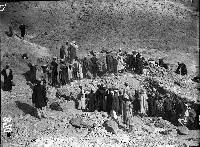 Excavating in the final section of the Valley. Presumably Schiaparelli excavations.