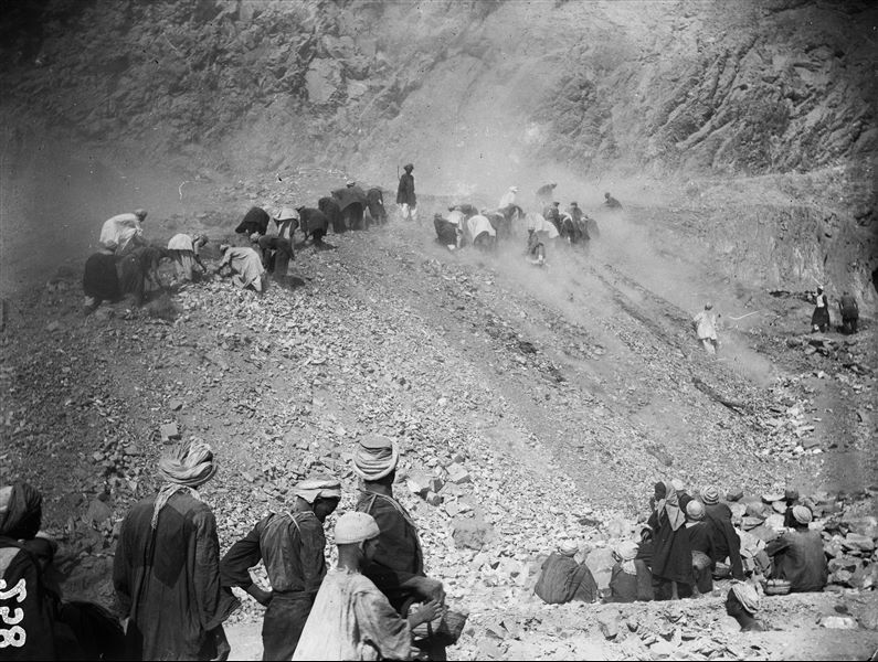 Excavations to the right of the temple, up the mountain slope. The employment of a large number of workers was necessary to systematically assess the soil until the ancient stratigraphic layer was reached. Schiaparelli excavations.