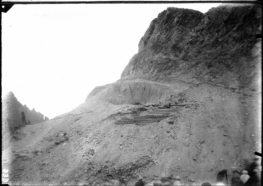 Excavations in the area behind the temple of the goddess Hathor. The massive walls, only a small part of which is visible today, belonged to the Coptic monastery of this area, which also gave its name to the village: Deir el-Medina (Convent of the city). Schiaparelli excavations. 