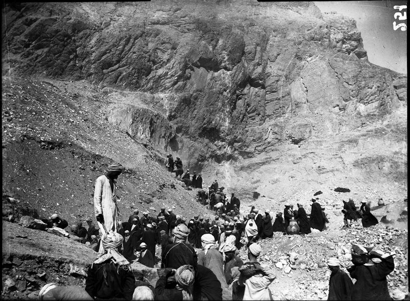 Excavations to the right of the temple, up the mountain slope. The employment of a large number of workers was necessary to systematically assess the soil until the ancient stratigraphic layer was reached. Schiaparelli excavations. 