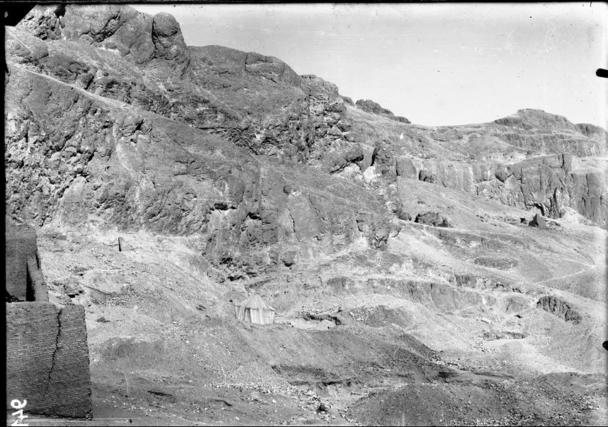 General view of the northern area of the necropolis, before excavations began. In addition to documenting the site, these images helped to scan the terrain in order to detect depressions (even when barely visible to the naked eye) indicating the possible presence of tomb shafts or structures coming out of the ground.  Schiaparelli excavations. 