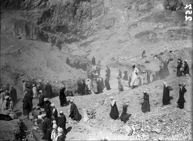 Excavations to the right of the temple, up the mountain slope. The employment of a large number of workers was necessary to systematically assess the soil until the ancient stratigraphic layer was reached. In the centre of the picture there is a pole that indicates the next area to be excavated, with extreme care. Visible on the left of the image is Benvenuto Savina. 