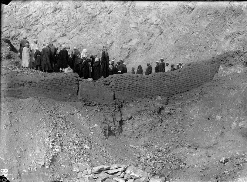 Excavations in the area behind the temple of the goddess Hathor. The massive walls, only a small part of which is visible today, belonged to the Coptic monastery of this area, which also gave its name to the village: Deir el-Medina (Convent of the city). Schiaparelli excavations. 